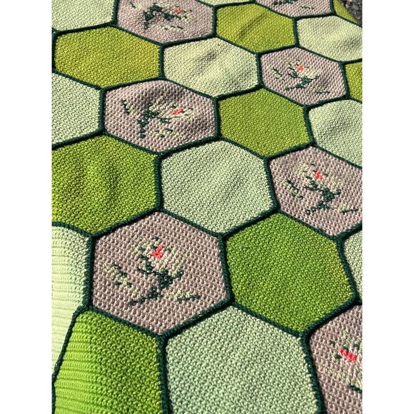 Vintage Hexagon Floral Roses Afghan Throw Blanket Flower Handmade Grandma 70s - Picture 7 of 10